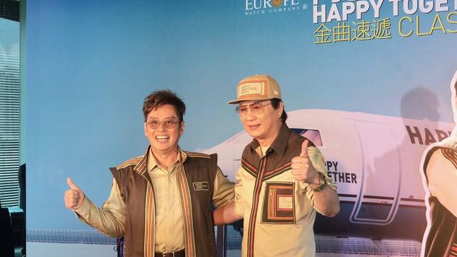 70岁歌神许冠杰全家照，50年只为她倾心，网友：两个儿子长残了啊