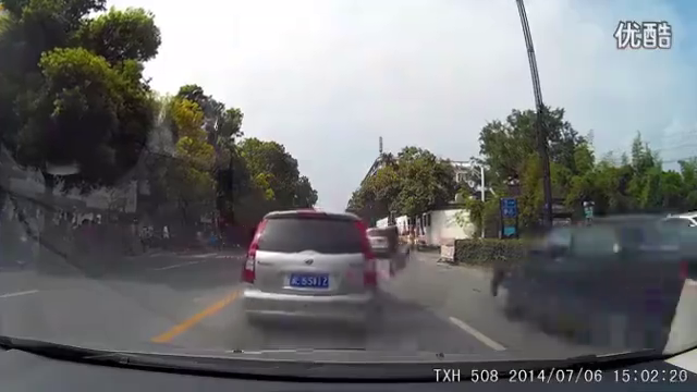 交通安全警示录---又见别车族！ 大家来评评