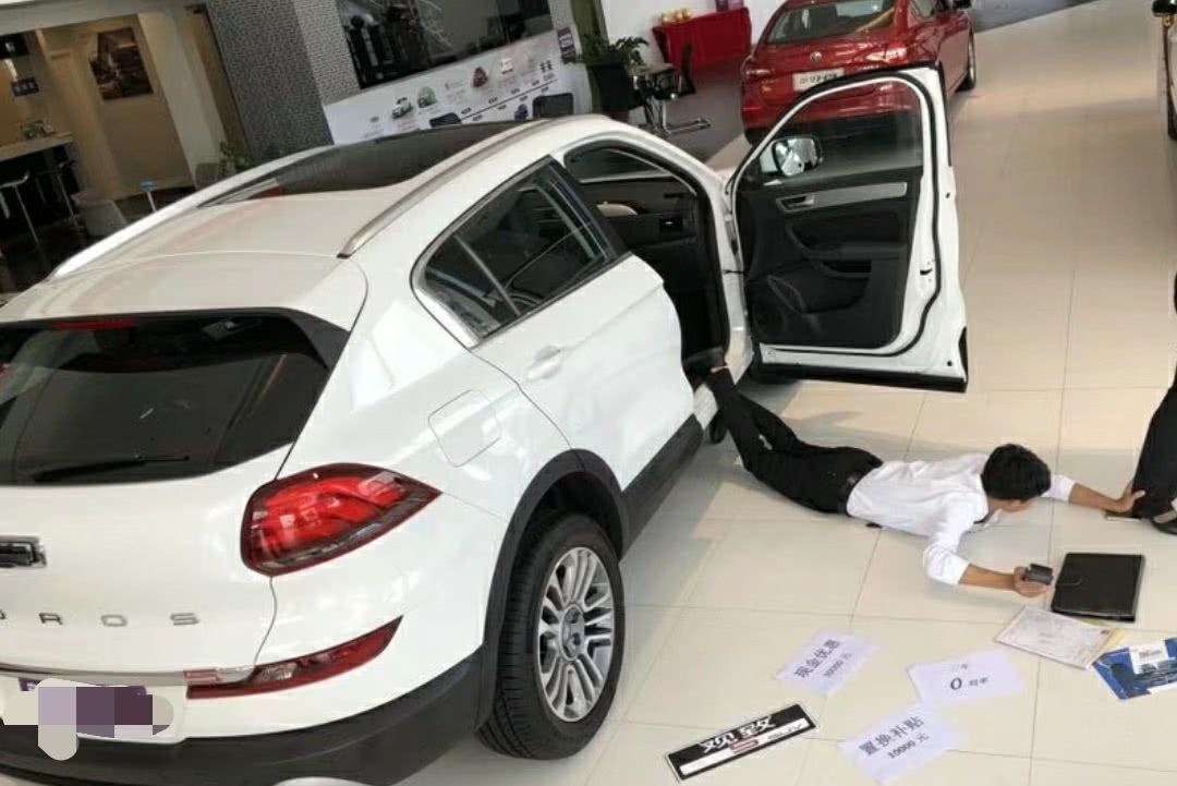 观致4S店一男销售模仿“炫富摔”,人家摔奢侈品,而他是这东西