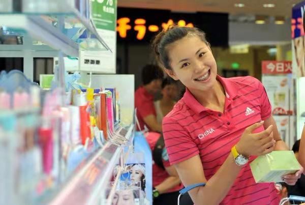 女排曾春蕾,面容精致大方,身材性感饱满,前头后