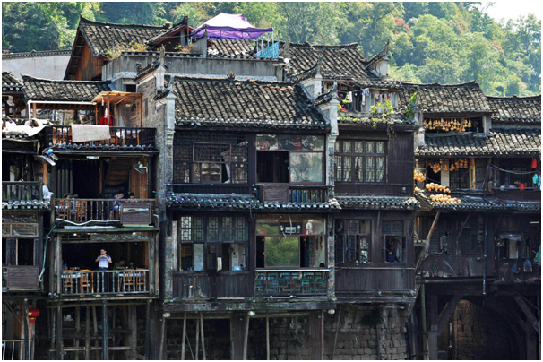 沈梦辰奶奶住破房子惹争议，引来一片骂声，沈梦辰回应获网友力挺