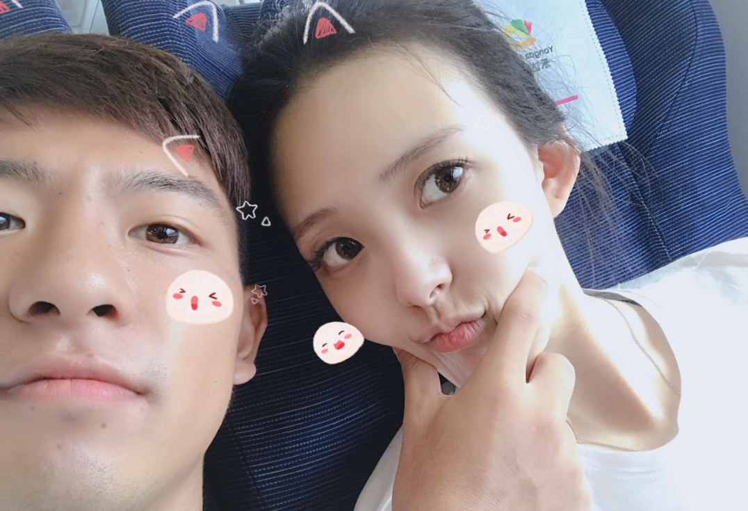 长春亚泰球员何超,近日晒出自己与女友在一起
