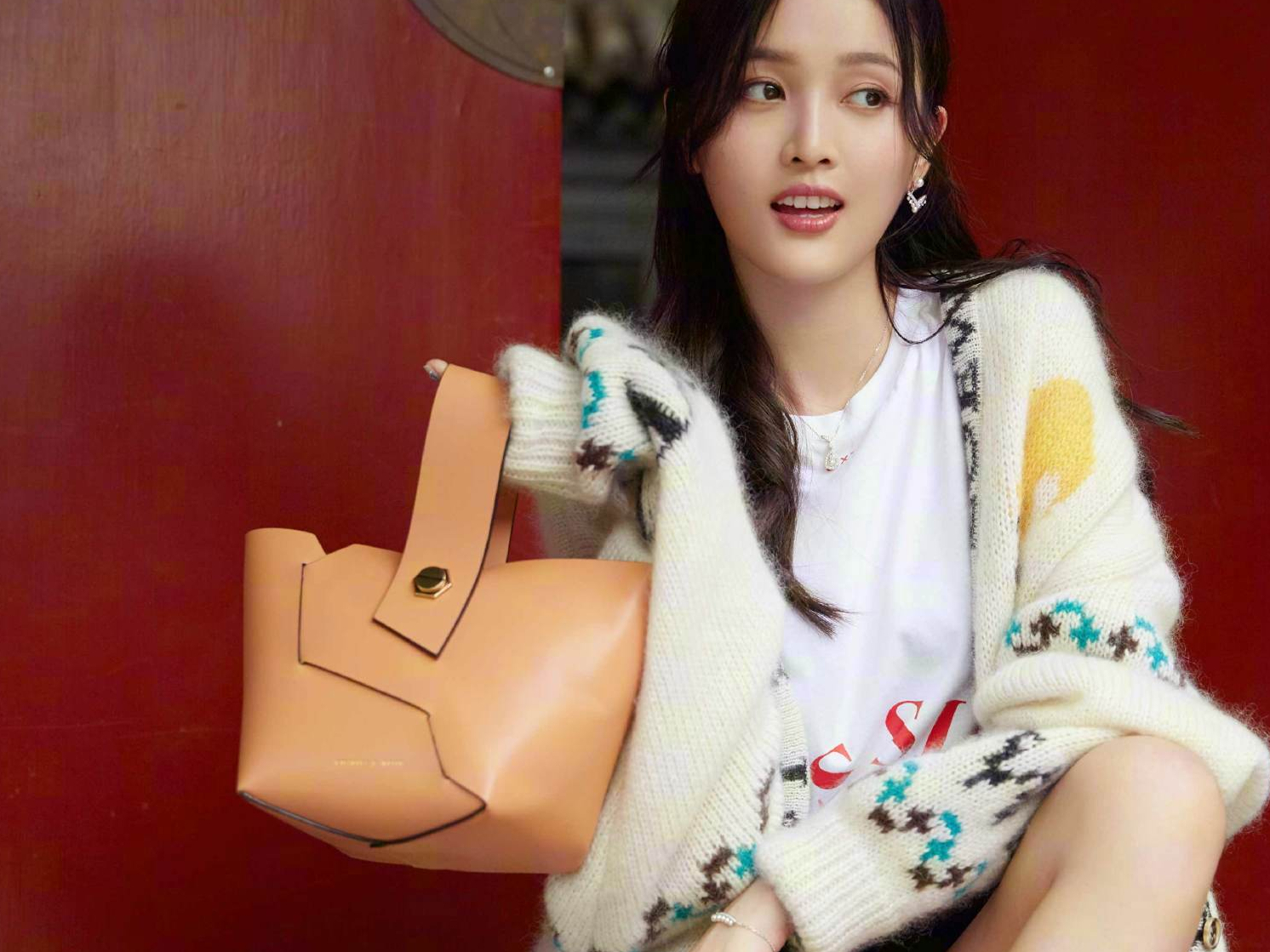 吴宣仪厉害了,穿毛衣开衫撞上孙怡和宋茜,居然