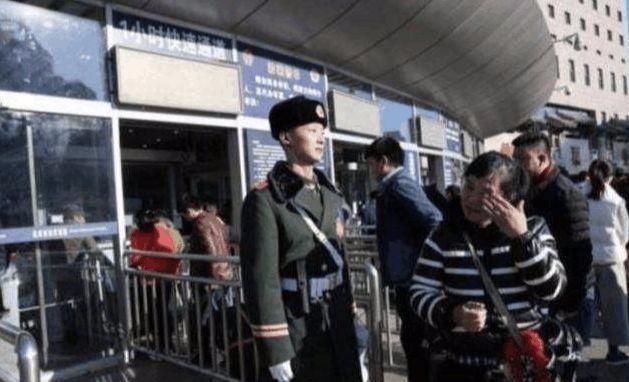 站岗军人为什么见到家人朋友不能上前问候?说