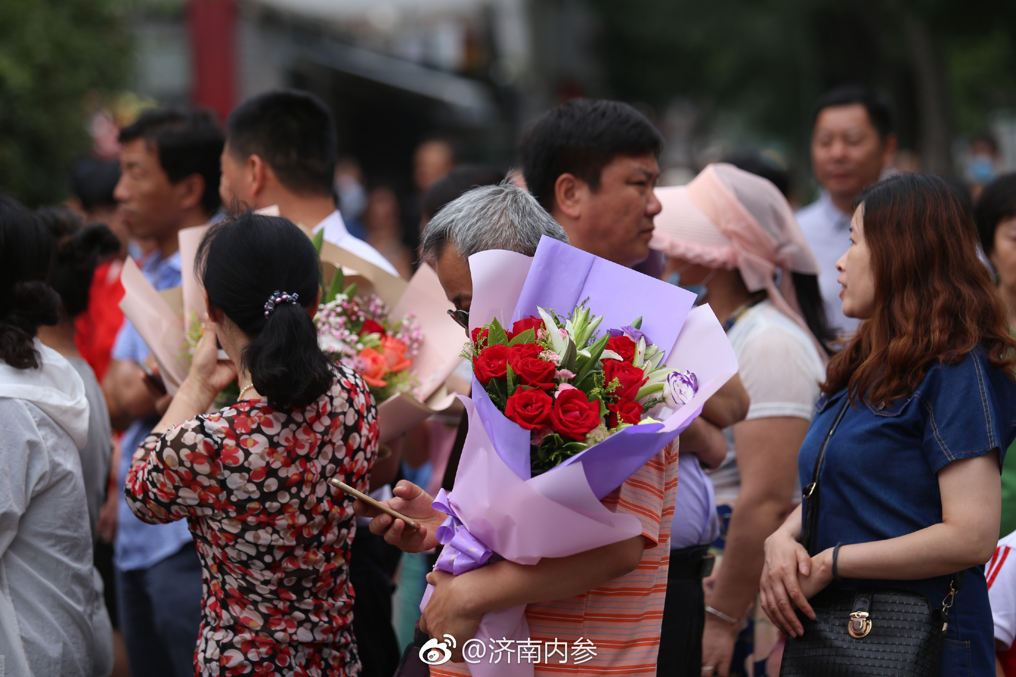 高考结束家长带鲜花迎接_新浪新闻