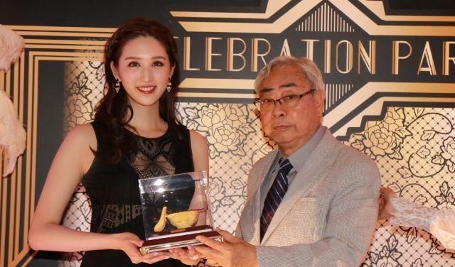 14年的爱情长跑杨振宁夫妇手牵手逛街,翁帆女