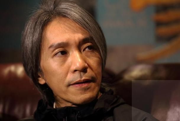 被问到中国人能否看懂曲奇上的英文时，周星驰的回答太帅了