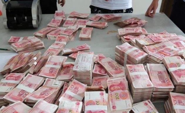越南街头, 为什么当众摆着大捆的人民币? 看完才知