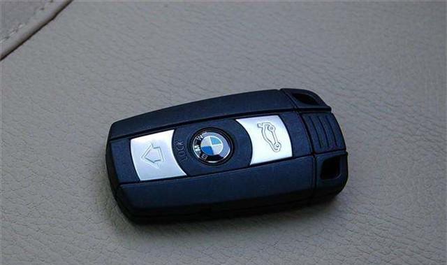 湖南一辆30万宝马3系发生事故，车主下车一看，顿时挂不住脸！