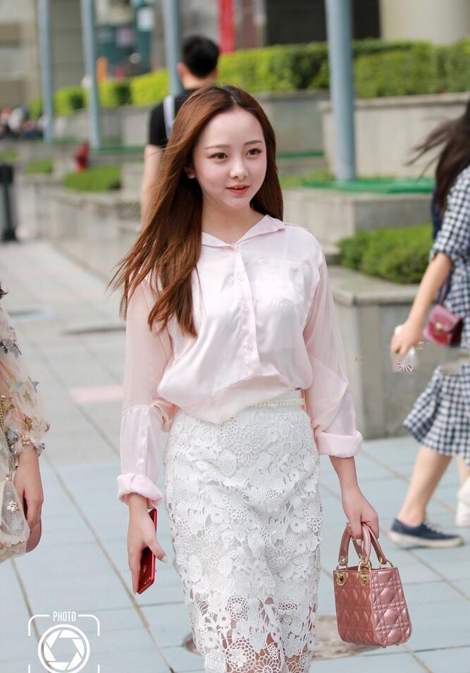 路人街拍: 遇到一位水灵灵的气质女生