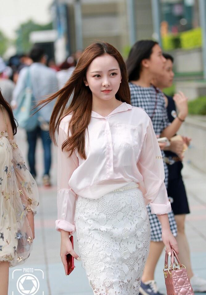 路人街拍: 遇到一位水灵灵的气质女生
