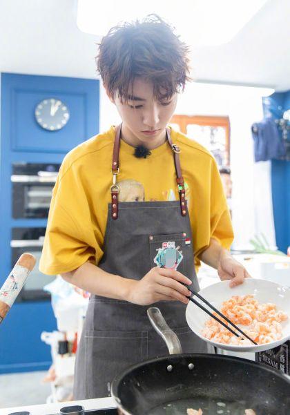 王俊凯转发苏有朋微博,并配十字文案,粉丝的留