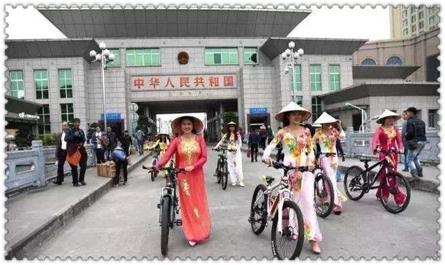 广西东兴市满街的越南商贩,火腿肠用铁罐装,1斤1两20元一罐