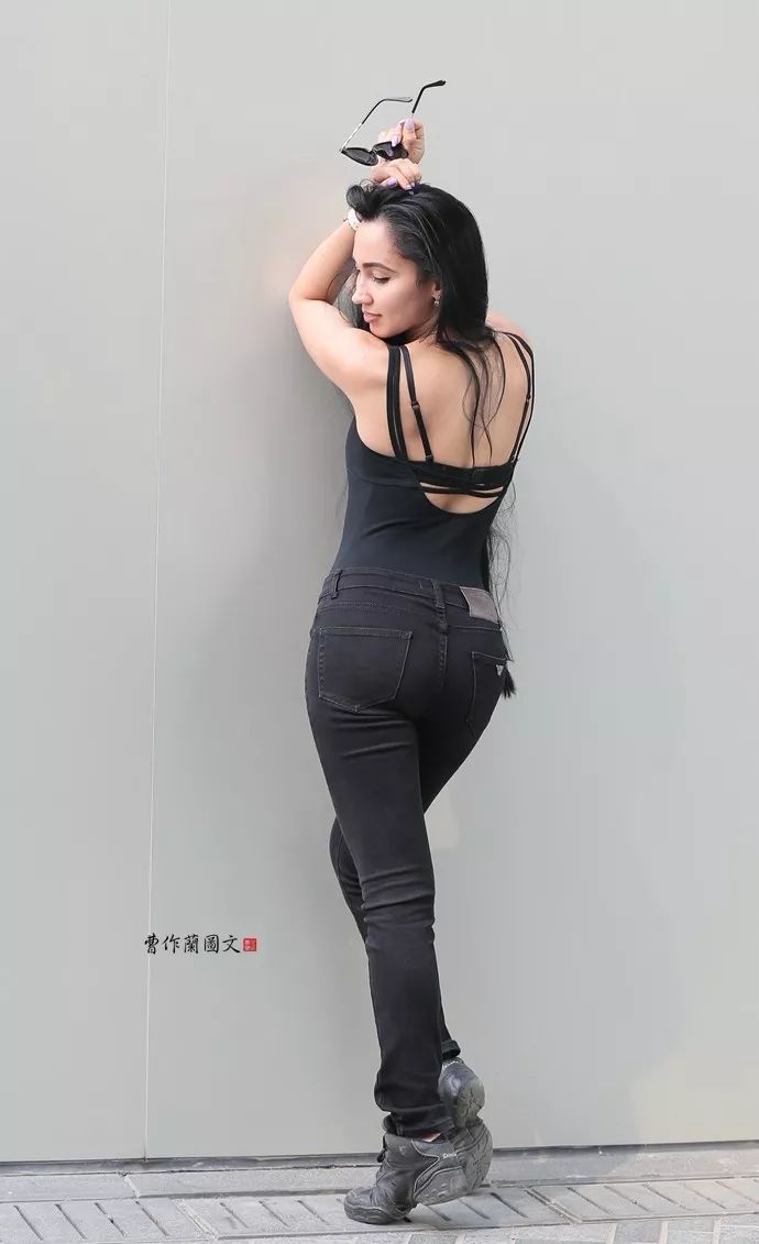 街拍:在时尚地标炫身材的外国美女模特