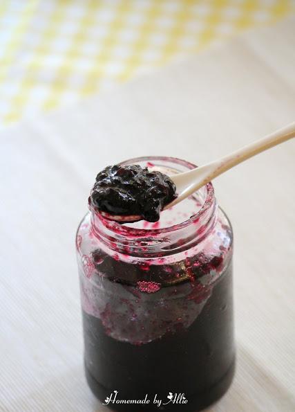 制作蓝莓果酱, 搭配布丁面包都不错