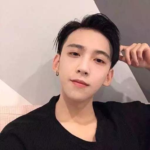 抖音5大高颜值男神:张欣尧费启鸣垫底,都跨不