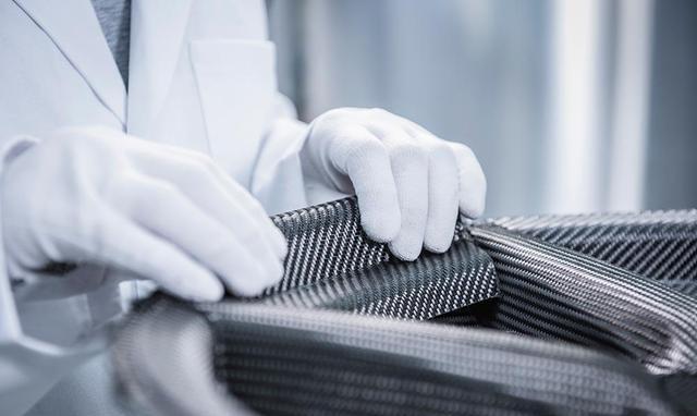 保时捷18款911跑车,装备碳纤维编织的轮毂,够牛吧!