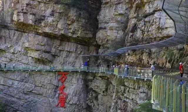 栈道位于万丈崖观赏区,分山水木栈道以及高空玻璃栈道两部分建在悬崖