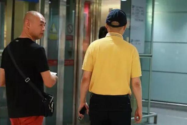 崔永元低调现身大学演讲,私人保镖身份不明,但