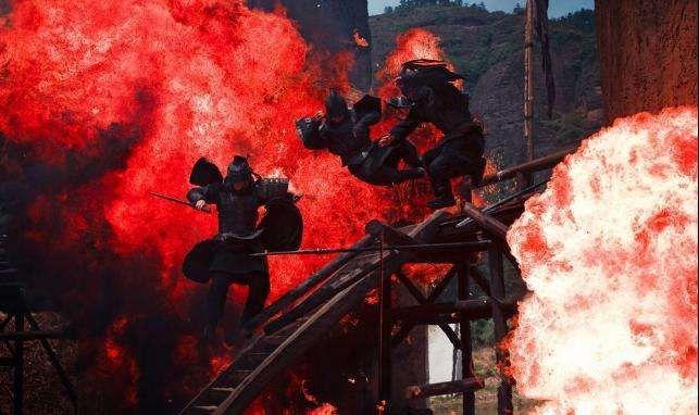 诸葛亮遭遇“藤甲兵”损失惨重,为什么一把火烧掉,而不装备蜀军