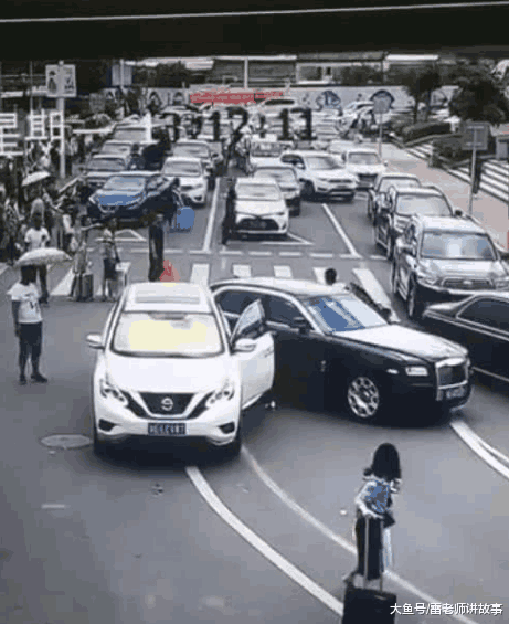 新手女司机停车忘记手刹, 直接撞上百万豪车劳