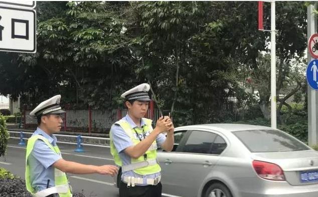 总是遇交警拿手机对车子拍照?其实是新型黑科