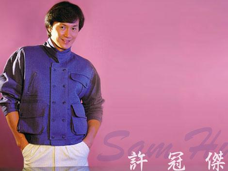 70岁歌神许冠杰全家照，50年只为她倾心，网友：两个儿子长残了啊