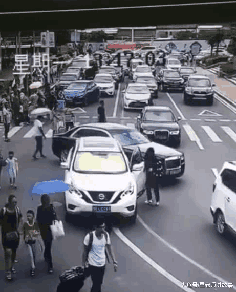 新手女司机停车忘记手刹, 直接撞上百万豪车劳