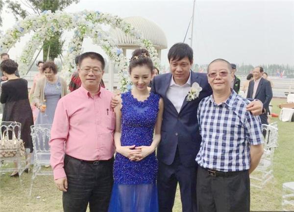 49岁范志毅家庭幸福!20岁长腿女儿和32岁后妈