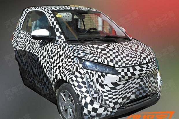 曝众泰新款芝麻电动汽车谍照 内饰风格升级