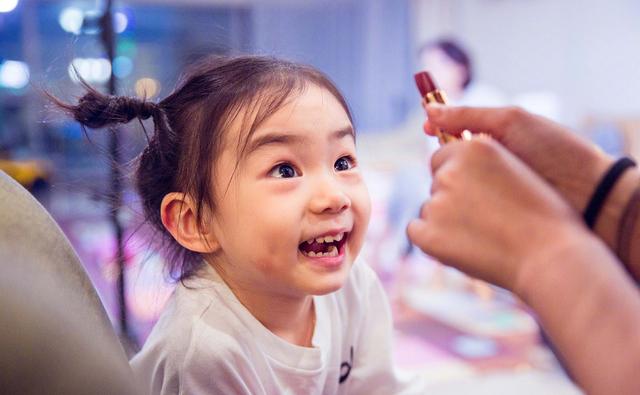 戚薇首次公开女儿大名，自称只花了30秒起的，网友：名字寓意太甜