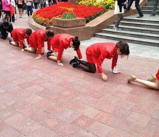 男子下班,看到一群红衣女子跪在地上,得知原因后,很愤怒