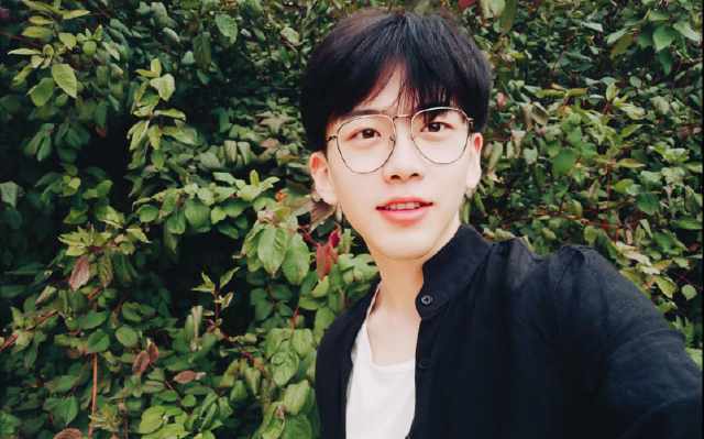 抖音5大高颜值男神:张欣尧费启鸣垫底,都跨不