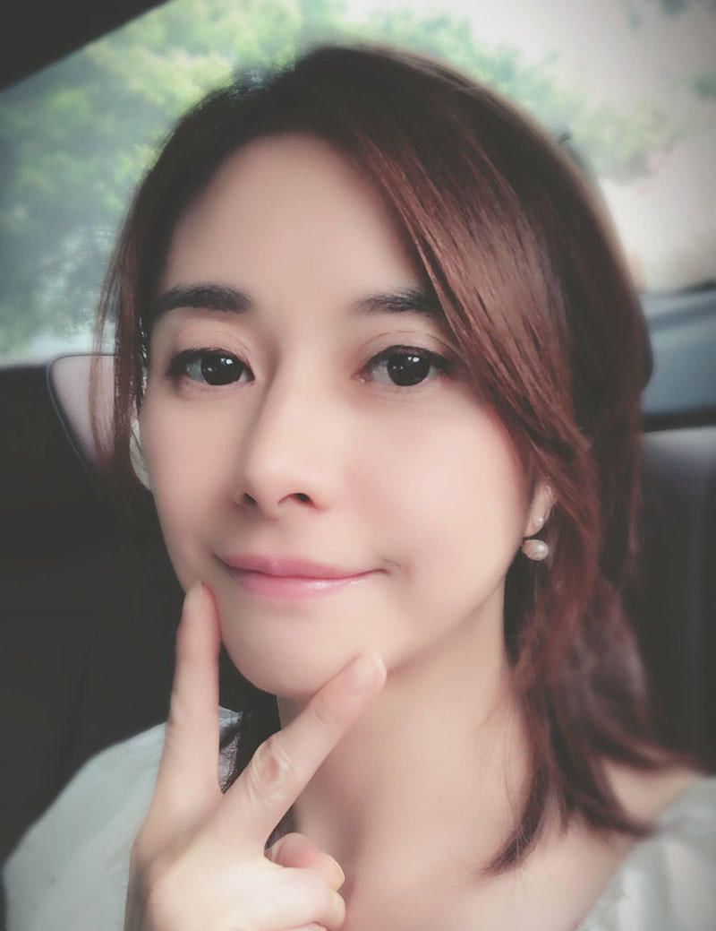 她是潮州人,24岁被张卫健捧红,今43岁保养得令