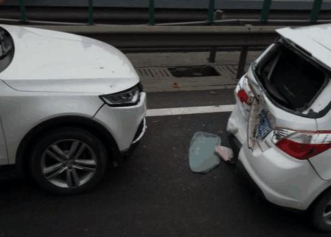 众泰T70高速路上前后夹击, 挪车后, 闺蜜男友: 众泰你变了