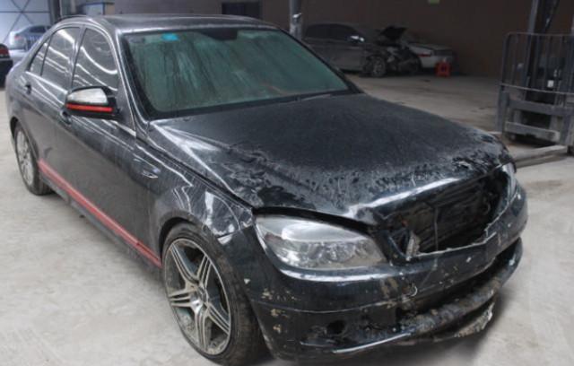 奔驰C级下大雨惨变泡水车, 车主打开车门后眼前一亮发了财