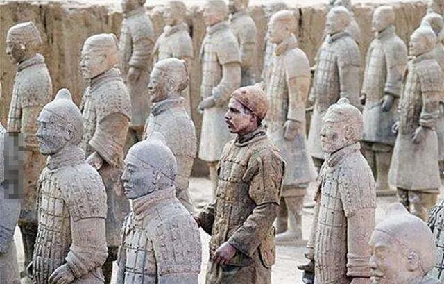2006年一天,一名德国小伙子在游览欣赏兵马俑的时候,没有得到允许的