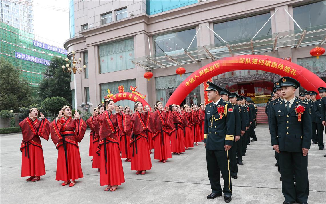 传统汉服首次亮相军营婚礼，与军装“碰撞”见证最真挚爱情