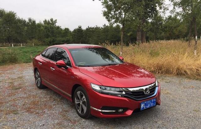 都推荐我买本田雅阁，看到这辆轿跑之后，运动十足不输君威提了它