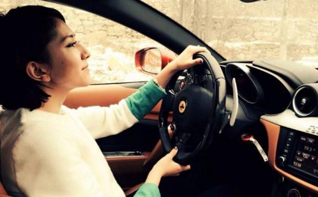那些开豪车的漂亮女生都是什么人?难道都是靠
