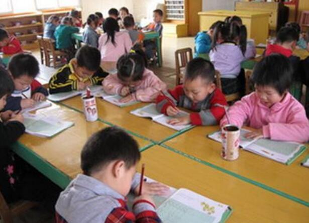 教育部禁止幼儿园提前教拼音等课程!网友:教