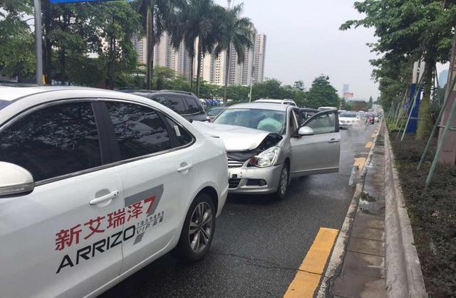 艾瑞泽7被日产轩逸无情追尾, 车主下车后表示国产车的质量很好