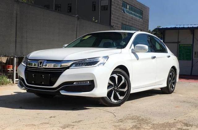 这车配置比30万的车还好, 却比帕萨特廉价, 一箱油能跑1400公里