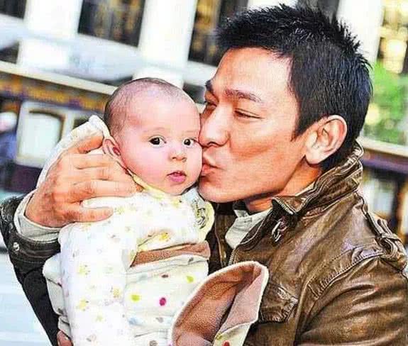 刘德华37年前抱的婴儿,竟是"他"的儿子!如今已成巨星