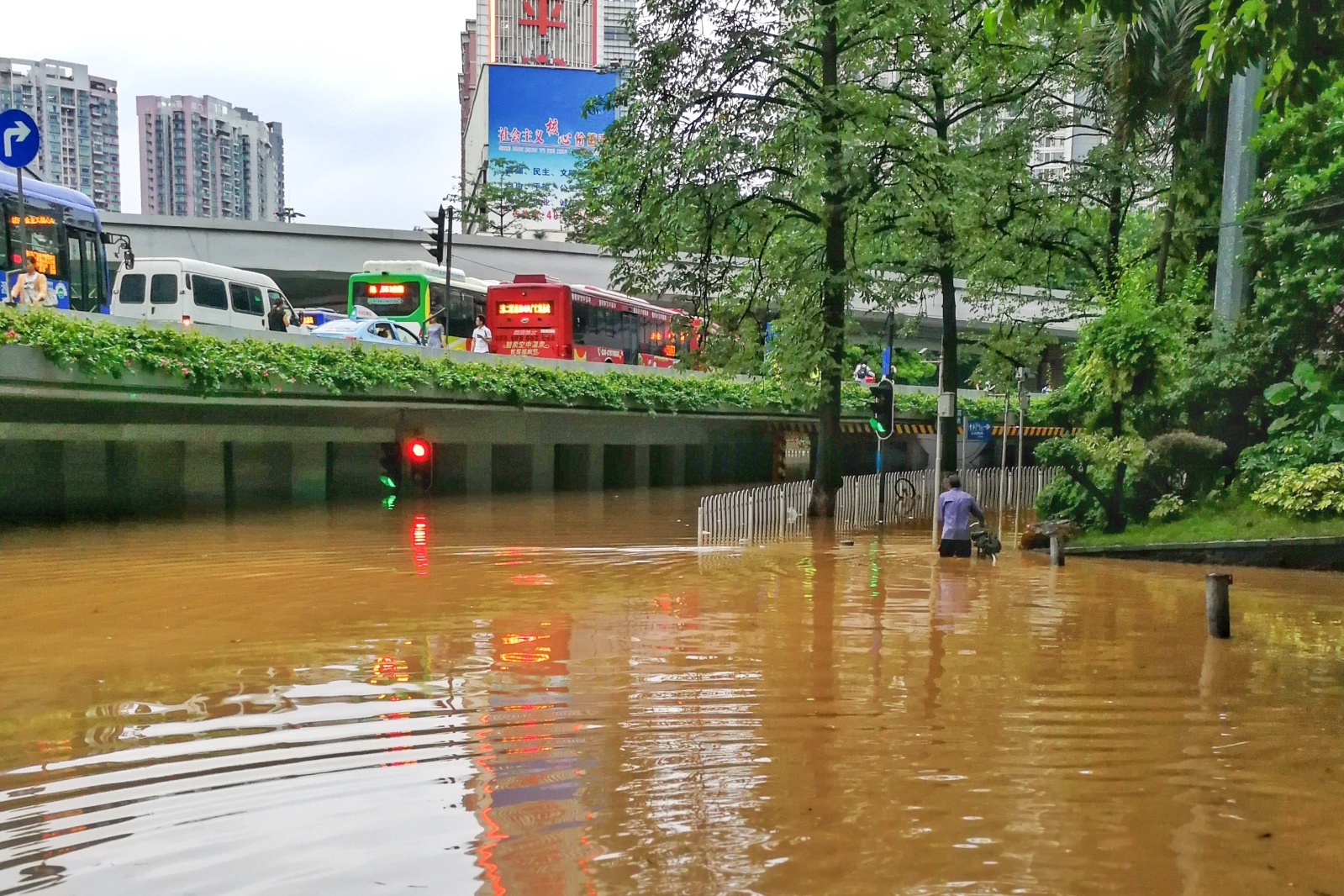 广州水灾!台风艾云尼带来的暴雨让广州变水城