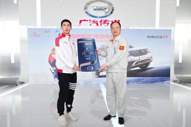 武大靖现身羊城！和家人选了一款冠军座驾！猜猜是什么车？