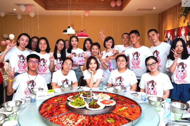 佟丽娅身穿白色连衣裙搭配白色小白鞋,非常清