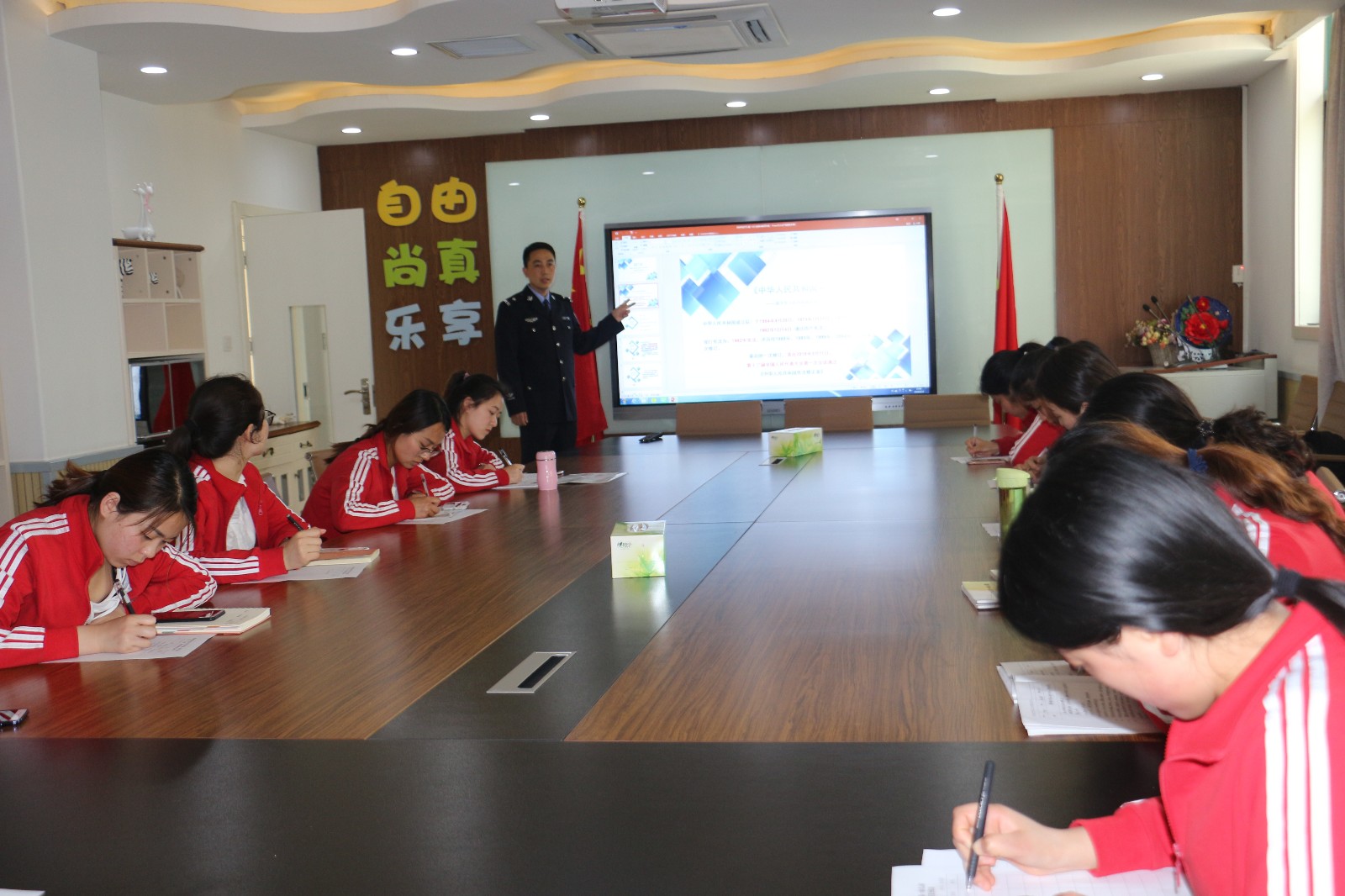 郑州经开区第一幼儿园开展教师普法讲座