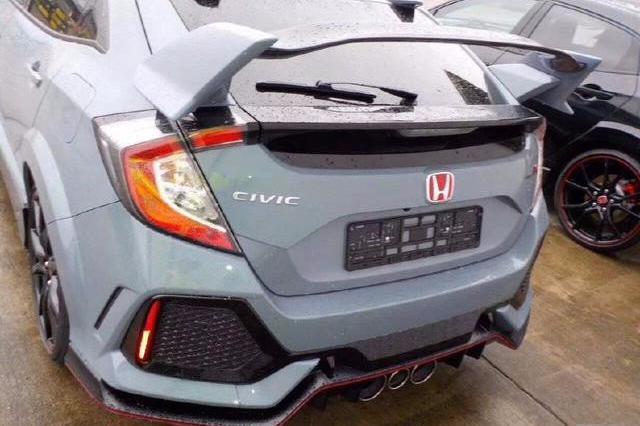 奔驰C63：见鬼，一不小心真的被思域超了！网友：大哥我服！