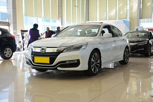 男人开这车有面子！一箱油跑2000公里，车长4米9，颜值不输凯美瑞